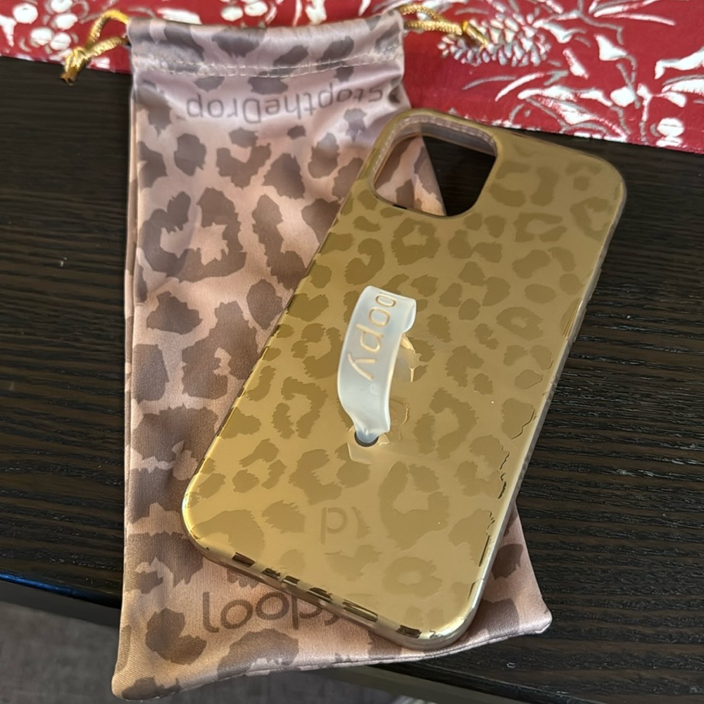 VGUC gold leopard loopy iPhone 12/12pro